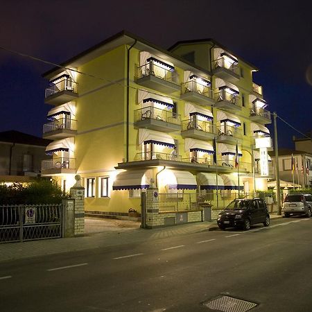 Hotel Fortunella Лідо-ді-Камайоре Екстер'єр фото